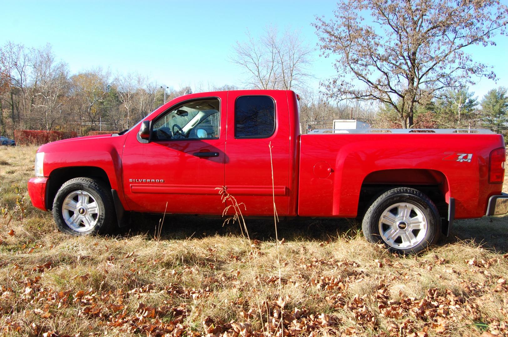 2010 RED /Black Cloth Chevrolet Silverado 1500 LT1 (1GCSKSE3XAZ) with an 5.3L V8 OHV 16V FFV engine, Automatic transmission transmission, located at 6528 Lower York Road, New Hope, PA, 18938, (215) 862-9555, 40.358707, -74.977882 - Here for sale is a very nice 2010 Chevrolet Silverado 1500 extended cab with a Z71 package. Under the hood is a strong running 5.3 liter V8 which puts power to 2 or 4 wheels via a smooth shifting automatic transmission. Features include; Black cloth interior, keyless entry, 2 remotes, 3 keys, cru - Photo#2